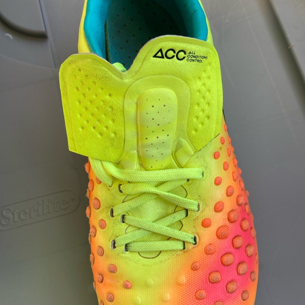 Limited Edition Nike Magista yellow, blue and pink neon cleats GUC 6.5M Or 5.5W - Picture 3 of 8